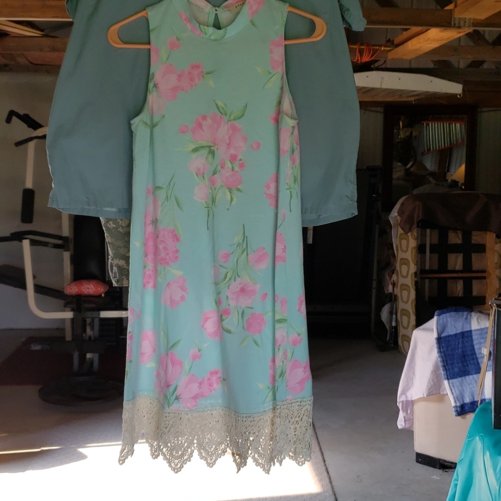 Sleeveless summer dress with crochet embroidery.